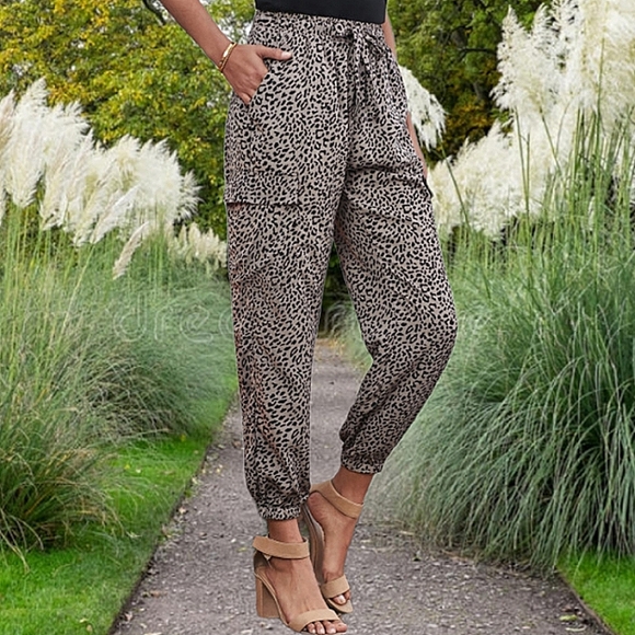 LEOPARD CROP ANKLE PANTS - Picture 3 of 5